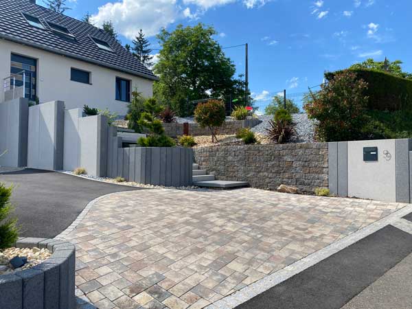 Aménagement de jardin avec dallage et plantations