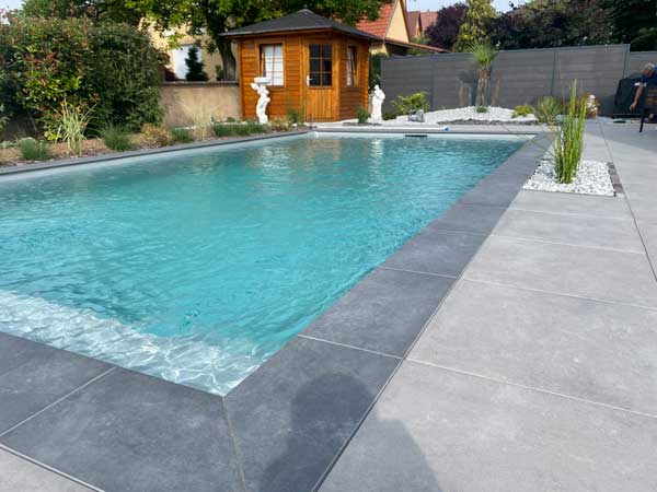 Piscine en béton armé avec ses abords aménagés