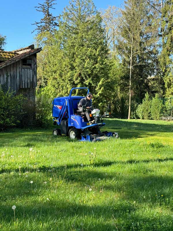 Jardinier en train d'entretenir un jardin