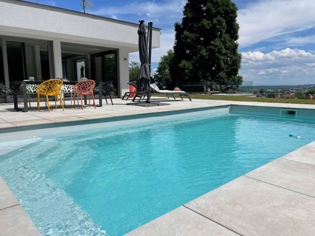 Piscine en béton armé réalisée par Riehl Paysages