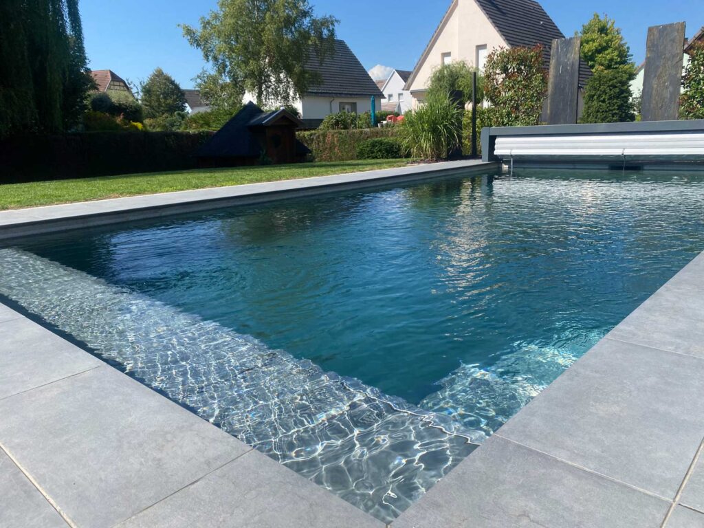 Piscine et sa plage amenagee par Riehl Paysages