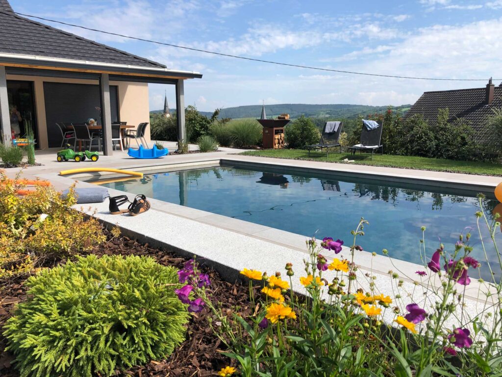 Piscine avec margelles et terrasse en bois