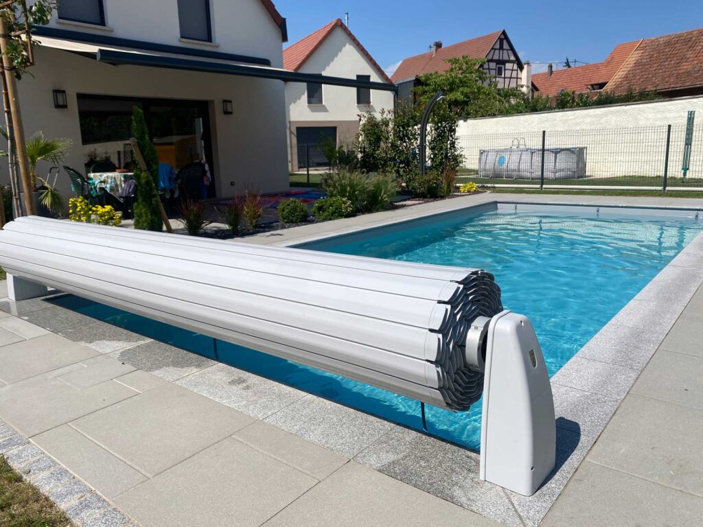 Piscine integree dans un jardin paysager