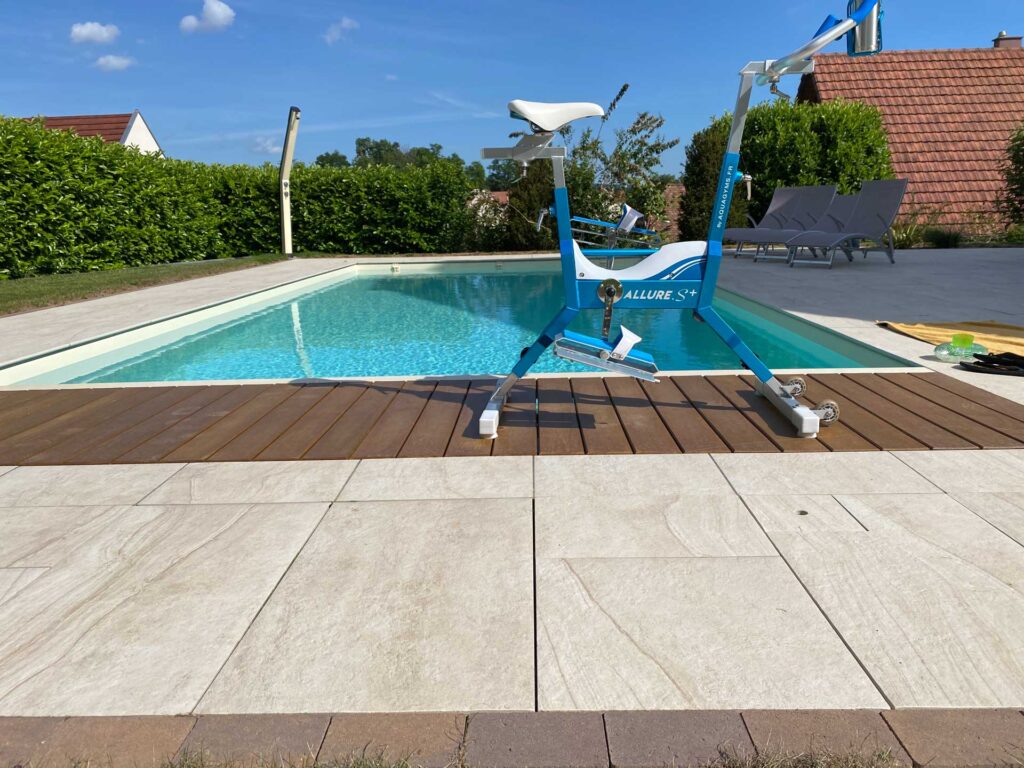 Piscine et ses abords amenages